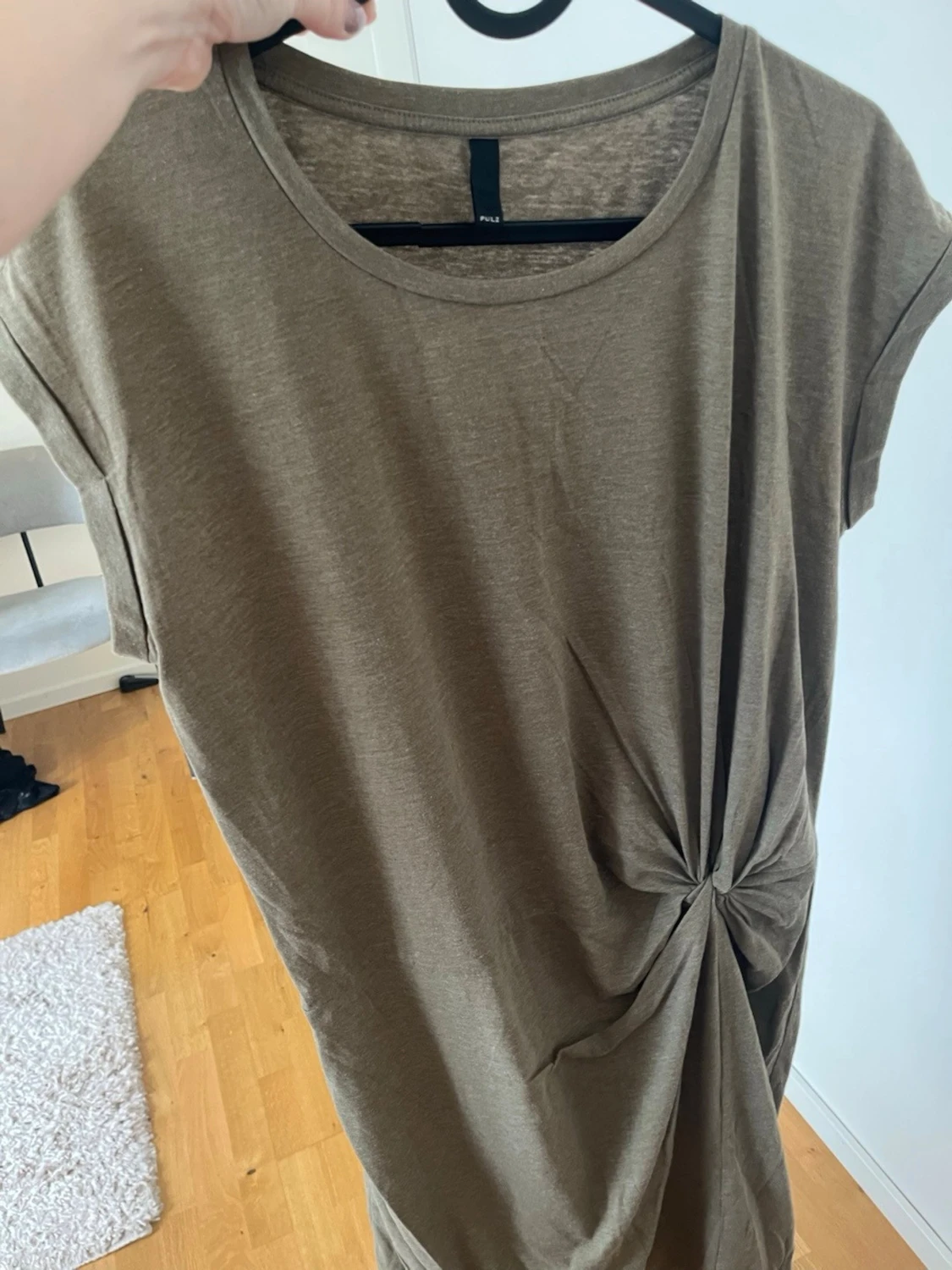 Olivgrön knytklänning