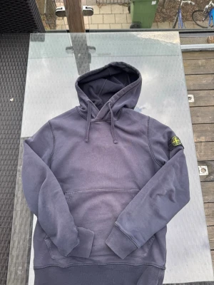 Stone island hoodie - Tja säljer en fet hoodie från Stone Island. Färgen är mörk blå med lite stenaktig färg. Lite schysstare färg ganska unik och passar bra till allt. Storlek S inga deffekter. 
