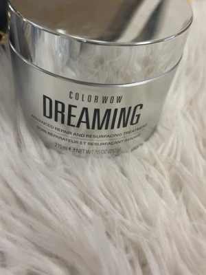 Color Wow Dreaming hårinpackning - Säljer en silvrig burk Color Wow Dreaming Advanced Repair and Resurfacing Treatment, 215 ml. Perfekt för dig som vill ge håret extra vård och glans. Snygg metallisk förpackning som känns lyxig i badrumshyllan.