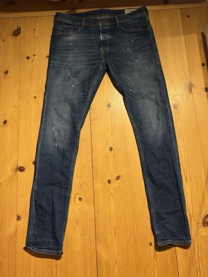 Diesel jeans med slitningar - Snygga jeans från diesel med feta slitningar, perfekt för våren och sommaren. Knappt använda då de är lite för stora för mig.
