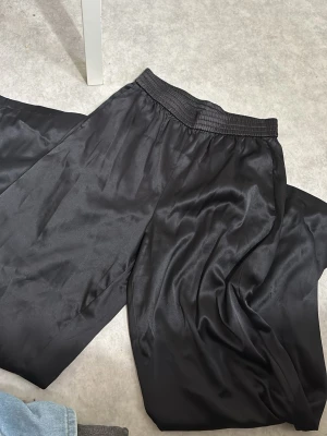 Dansbyxor - Dessa byxor är väldigt mjuka och ”glidiga” i materialet. Jag har använd dessa som dansbyxor och funkar utmärkt. Dem sitter inte tajta utan är en loose modell men är tajta ai midjan! 