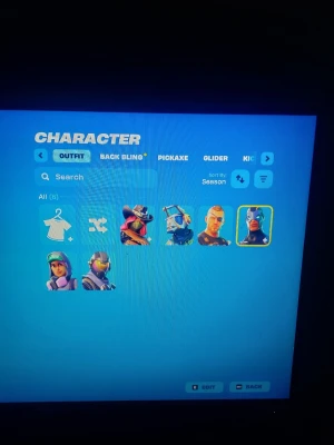Fortnite konto med skins och back bling FA - Säljer ett og Fortnite-konto med flera unika skins och back blings. Perfekt för dig som vill ha en varierad samling karaktärer och tillbehör i spelet. Kontot innehåller både klassiska och färgglada outfits samt olika ryggsäckar och accessoarer.