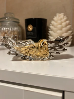 Zadig & Voltaire parfym - Unik parfymflaska från Zadig  i form av vingar, tillverkad i transparent glas med silverdetaljer och guldtonad vätska. Flaskan har en futuristisk och lyxig design som verkligen sticker ut på hyllan. Luktar super gott men fick i present nyligen och kommer inte använda så bättre att den kommer till använding 