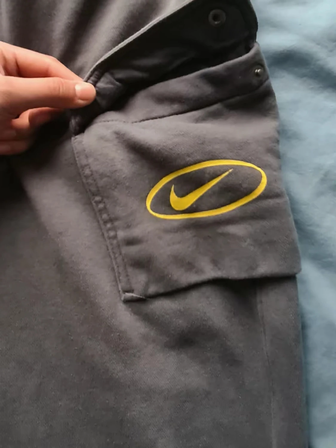 Mörkgrå nike tracksuit med gula detaljer. Tröja size:S Byxor size:M - 2