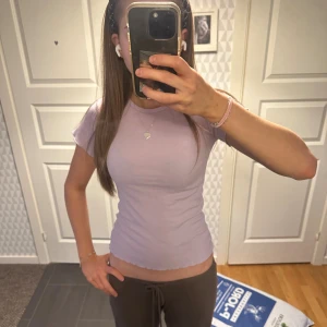 Ljuslila ribbad t-shirt.  - Säljer en ljuslila ribbad t-shirt från Lager 157.  T-shirten har korta ärmar och en figurnära passform. Slutet på ärmarna och tröjan är det lite volangliknande. Tröjan är jätte skön och snygg! Jätte fin passform. Pris kan diskuteras!! Skriv om du har frågor💜