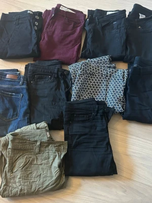 Jeans i strl 34-36 och small  - Byxorna är i fint skick. En för 50kr och 3 för 120kr.