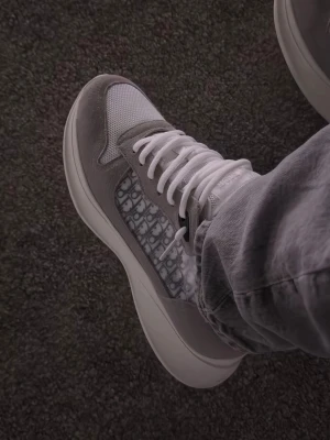 Dior B25 grå - Grå b25 i storlek 42 oanvända.