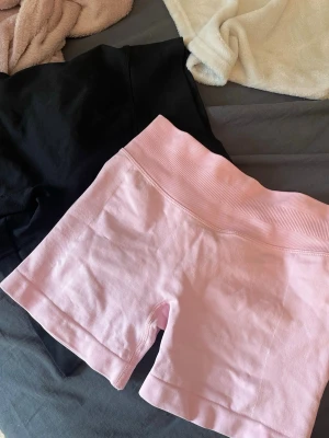 Rosa och svarta tränings shorts - Två super fina träningsshorts i svart o rosa från shein. Dem svarta är i storlek M och rosa i storlek S. Ett par kostar 45kr st. Men om ni väljer köpa båda får ni 10kr billigare o får båda för 80kr. Dem är endast testade ungefär två ggr, dem är som nya! Aldrig använda!💕