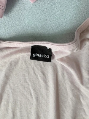 Ljusrosa ärmlös topp Gina Tricot - Söt ljusrosa ärmlös topp från Gina Tricot med bred fyrkantig ringning