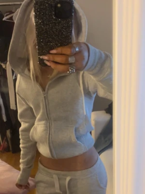 russemerch hoodie 🩶 - säljer min fina russe hoodie i grå 💘 säljer den då den inte kommer till användning, använd ca 5 ggr och jätte bra skick 🩷 hör av er om de finns frågor 💞og priset är 749 och säljer den för 600 då den är i nytt skick och nästintill oanvänd 💖