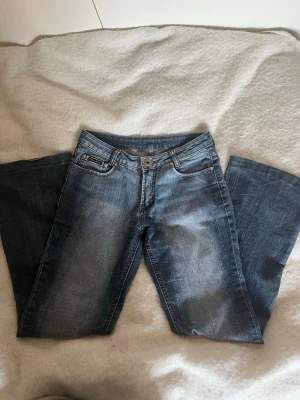 Low waist bootcut jeans  - Säljer ett par jättesnygga vintage bootcut jeans med broderad ficka. Köpt på vinted men säljer dem då de är för stora. Innebenslängden: 73 cm, midjemått: 36 cm. Skriv gärna om du har några frågor.☺️