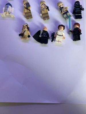 Star Wars LEGO-figurer samling - Säljer en samling med åtta Star Wars LEGO-figurer, inklusive karaktärer som R2-D2, soldater, Jedi och andra ikoniska figurer. Figurerna är i olika färger som vitt, beige, svart och brunt. Perfekt för samlare eller fans av Star Wars-universumet.