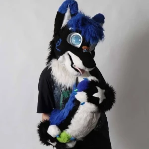 Fursuit ”Orion” halvt baserat på Starry Night - Säljer en fursuit mask och stora tassar i blått, svart, vitt och grönt. Masken har stora blå stjärniga ögon, blå päls på huvudet, blåa spiraler och svarta samt vita detaljer. Tassarna är fluffiga med stjärndetalj och gröna och blåa klor. Perfekt för cosplay eller maskerad. Blå, svart o vit svans som är medelstor. Har haft honom för ett tag. Väldigt bekväm och mysig. Inkluderar konst och rättigheter till karaktären. Har päls spray också. Kam också. 
