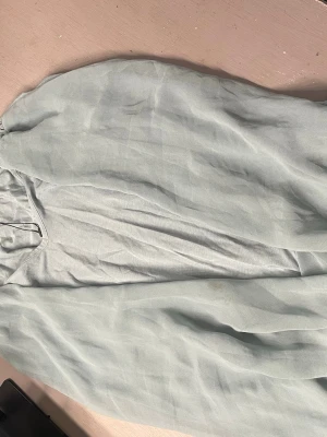 Jätte fin volang topp - Turkos volang topp som puffar upp en outfit 