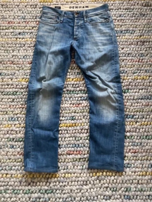 Denham Jeans - Snygga Denham Jeans från Japan. Feta fades och storlek w30 men passar w29 också. Straight Fit. - Benöppning: 19cm - Midja: 41cm - Ytterben: 101cm 🚚Skickar snabbt! Tveka inte att skriva om du har någon fråga, svarar snabbt!