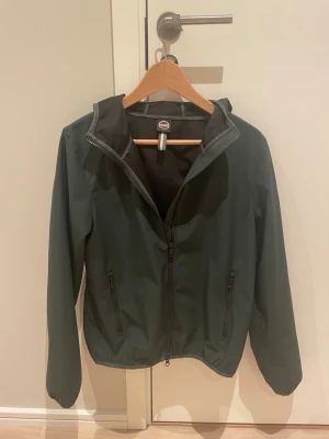 Colmar wind breaker  - Windbreaker från colmar perfekt till våren! Dragkedjan är lite kärvig men annars inga anmärkningar 🤩👍🏻, priser är diskuterbart!