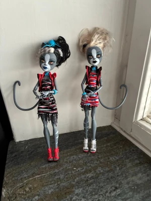 Monster High  - Två Monster High dockor som är tvillingar. Mycket bra skick har alla accessoarer kvar men håren kan enkelt göras finare♥️Köp en för 500kr eller båda för 900kr