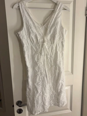 Vit klänning - Vit klänning med fina mönster som tyvärr är för kort för mig! Storlek M och den passar bra bara att den där för kort. Är 180 för referens💗