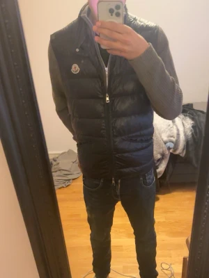 Moncler väst - Säljer min koncept väst som är äkta och har NFC tag, västen har ett mjukt material och skön. Storlek är M-L skriv gärna om ni har frågor pris kan diskuteras.
