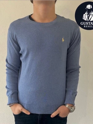 Ralph Lauren Tröja - Nyskick - Tja. Säljer denna Ralph Lauren tröja i pima cotton. Tröjan är i utmärkt skick utan defekter. Storlek S. Tveka inte på att ställa frågor! ☺️