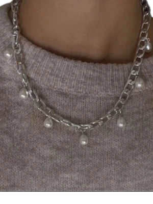 Halsband med pärlor  - Snyggt chunky halsband i silverfärg. Smycket är 8mm brett med hängande droppformade vita pärlor. Justerbar längd 38-43cm💕