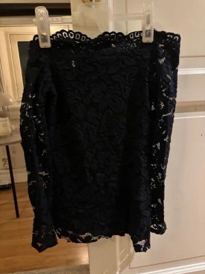 Off shoulder tröja - Säljer denna supersöta och coola tröja som har en off shoulder modell. Jag kan tyvärr inte ha den längre och måste därför sälja. Så så så fin på!!😍 