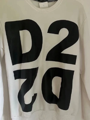 DSQUARED 2 - Hej! Säljer min snygga D2 tröja! Inga defekter osv skriv gärna prisförslag osv!