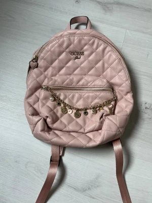 Ryggsäck - Söt och högkvalitativ ljusrosa ryggsäck med lyxiga detaljer i guld. Ordinarie pris är 600 kr. Oanvänd 🩷