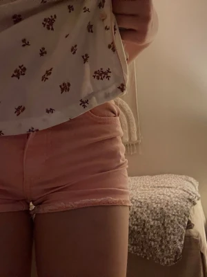 Korall/ aprilkosfärgade  denimshorts med fransar - Säljer ett par korall/ aprikosfärgade shorts i denim med råa fransar längst ner. De har klassisk femficksdesign. Perfekta till sommaren och lätta att matcha med olika toppar. Från Zara, skicket är mellan mycket bra skick och bra skick 💕storlek 11-12 men är väldigt stora i storleken 💕skriv till mig ifall ni vill ha mått eller annat 💕