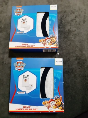 50  kr / pak. Paw Patrol underklädesset barn - Helt nya, aldrig använda. Säljer ett Paw Patrol underklädesset för barn från Nickelodeon i storlek 122/128. Setet innehåller ett linne och ett par trosor i ljusgrått med svarta detaljer och tryck av Paw Patrol-karaktärer framtill. Perfekt för alla små fans av serien!