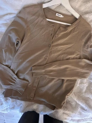 Filippa K finstrimlad kofta Merino Ull - Helt oanvänd kofta från Filippa K. Gjord i 100% extra fin merino ull. 