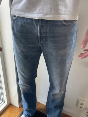 Ralph Lauren Denim & Supply Slouch Jeans W34 L32 Distressed - Ralph Lauren Denim & Supply “Slouch”. Sällsynta jeans från nedlagda Denim & Supply-linjen. Autentisk tvätt med fabriks­gjorda slitningar och detaljer som ger premiumkänsla. Alla slitningar är gjorda i fabrik. 🧵 Märke & Modell: Denim & Supply Ralph Lauren - “Slouch” (rak passform). 📏 W34 L32. 🧩 100% premiumbomull. 📐 Mått: A44 cm B79 cm C105 cm. ✅ Skick 9,5/10, inga defekter.  🧍‍♂️ Passar ca 182-187 cm. Skriv för fler bilder eller funderingar! ‼️ Skickas snabbt efter betalning‼️