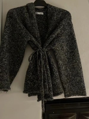 Zara kofta - Fin varsamt använd Zara kofta, storlek S