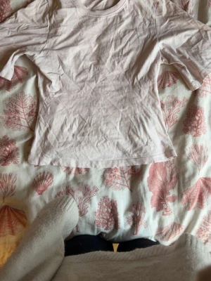 Ljusrosa basic t-shirt - En enkel ljusrosa t-shirt med rund hals och korta ärmar. Modellen är rak och passar perfekt till jeans eller kjol. Tillverkad i mjuk bomull för en skön känsla hela dagen.