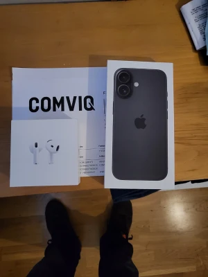 iPhone 16 svart från Apple - Oanvänd, endast öppnad och installerad. 128 gb svart iphone 16 olåst. Airpods pro 4 fås med på köpet, kommer i oöppnad förpackning. Kvitto och orginal låda följer med telefonen