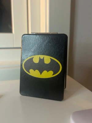Batman - handspegel - Batman handspegel/resespegel som är perfekt att ha i väskan! Kolla gärna in min profil och se om ni hittar något annat ni gillar samt kom med egna prisförslag!💕