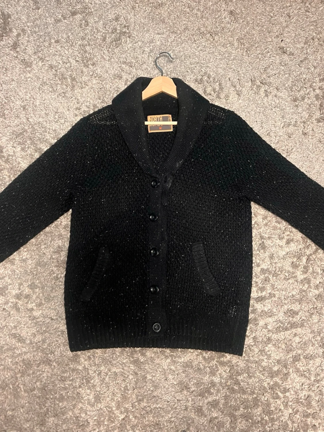 Svart kofta med sjalkrage från NOAH