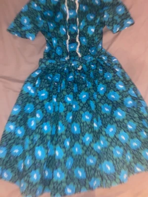 En fin blå blommig klänning - Väldigt fin skick med lite gammaldags stil