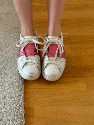 Valentino skor  - Säljer nu mina super snygga valentino skor som är väl använda men har mycket kvar att ge, säljer pga att jag inte använder dom. Storlek 37💗lite smutsiga men går att tvätta bort men jag har bara inte hunnit göra det än💗