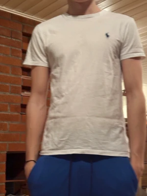 Vit t-shirt från Ralph Lauren - Säljer min vita Ralph Lauren T-shirt för den är för liten. Använd väldigt lite och skicket är som nytt. Hör av er vid funderingar.