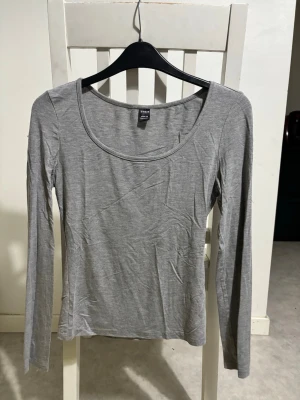 Tajt grå tröja  - En tight grå tröja, knappt använd!