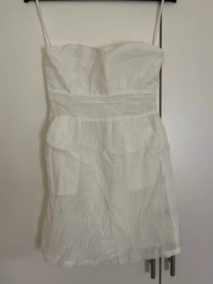 Vit kort sommarklänning - Söt vit kort klänning perfect för student eller sommaren