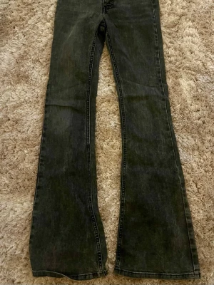 Svarta bootcut jeans med utsvängda ben - Fina mörk gråa bootcut jeans med jod midia