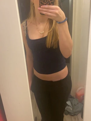 Svarta kostymbyxor  - Säljer ett par svarta kostymbyxor från bikboki modellen Vera. Använda några gånger men i väldigt fint skick. Skriv privat för fler bilder eller frågor!!🥰