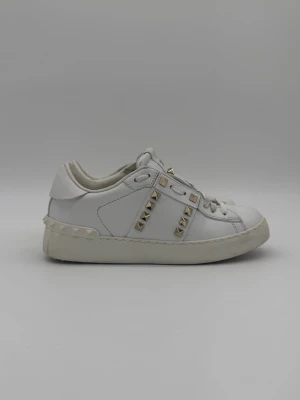 Valentino rockstuds - Snygga valentino rockstuds med mycket bra skick i storlek 35,5