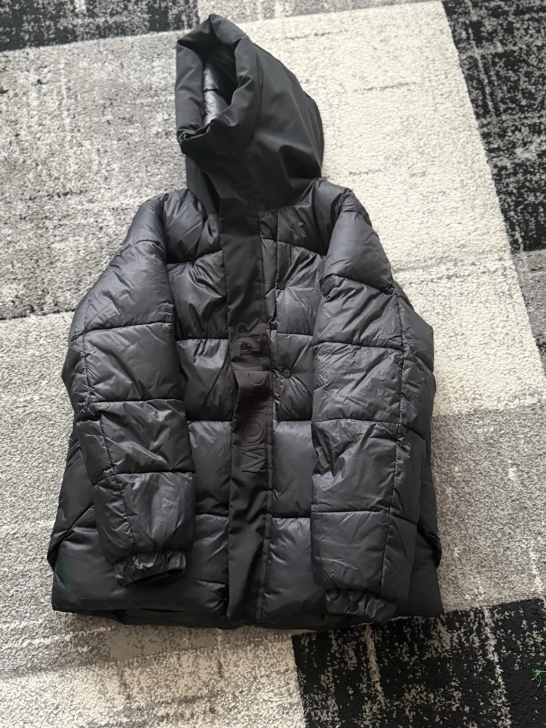 Svart dunjacka med huva från Moncler - 1