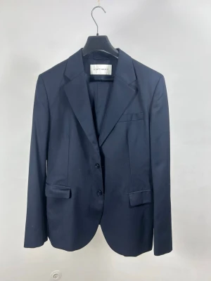 A Day’s March Kostym | 48 - Snygg mörkblå kostym från A Day's March med klassisk passform. Aldrig använd, storlek 48. 