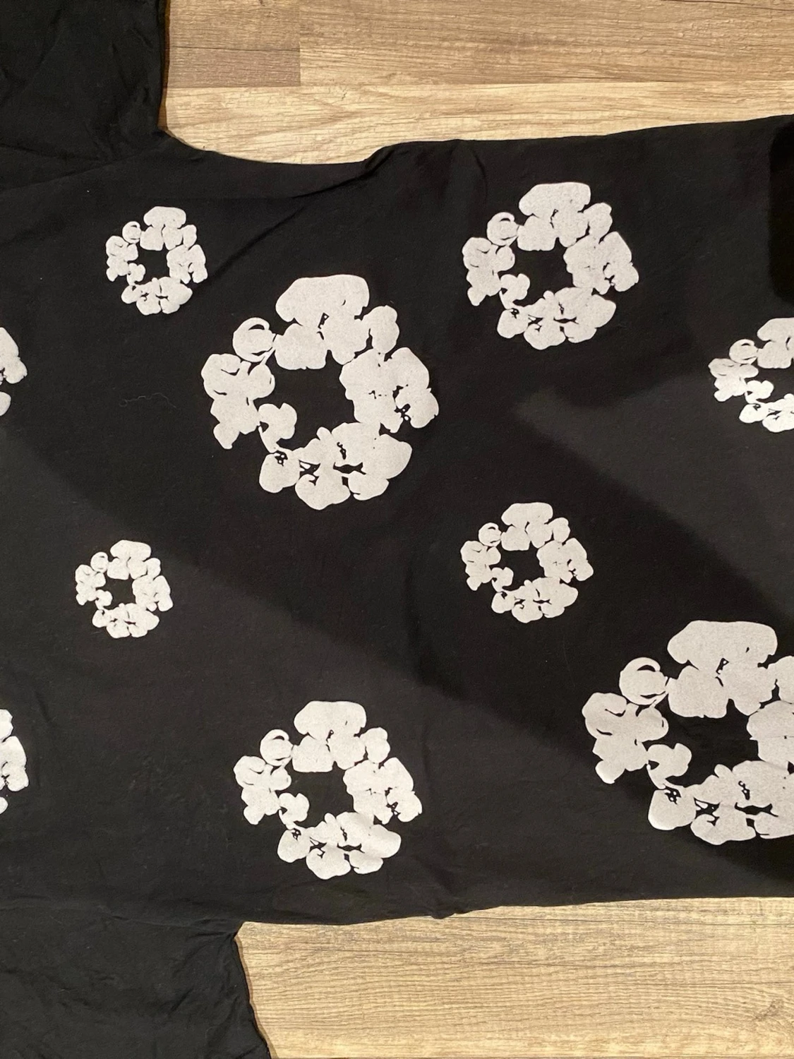 Svart t-shirt med vita blommor - 1