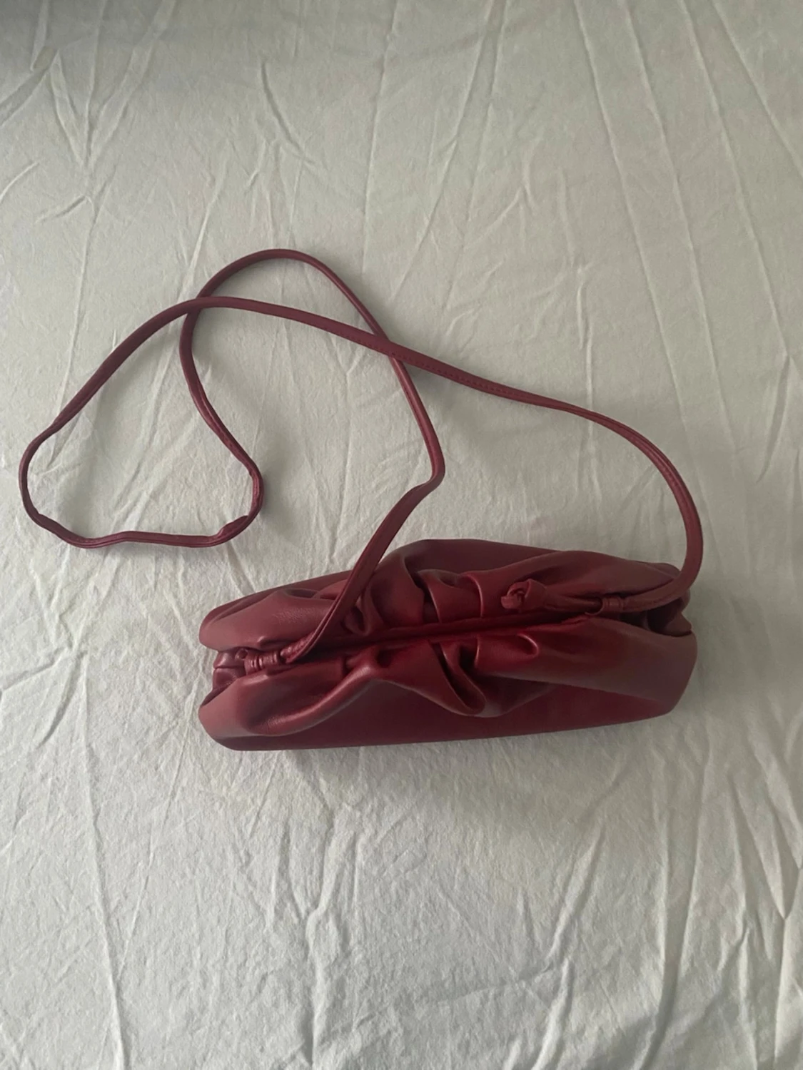 Vinröd clutch med band - 1