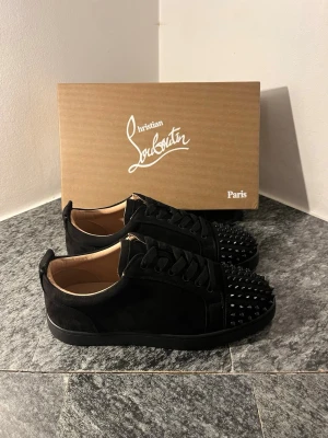 Christian Louboutin skor - Svarta Christian Louboutin skor. Helt nya! Priset är inte fast. Kom privat för fler frågor.
